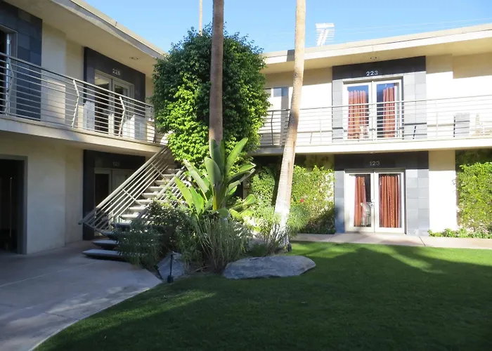 7 Springs Inn & Suites